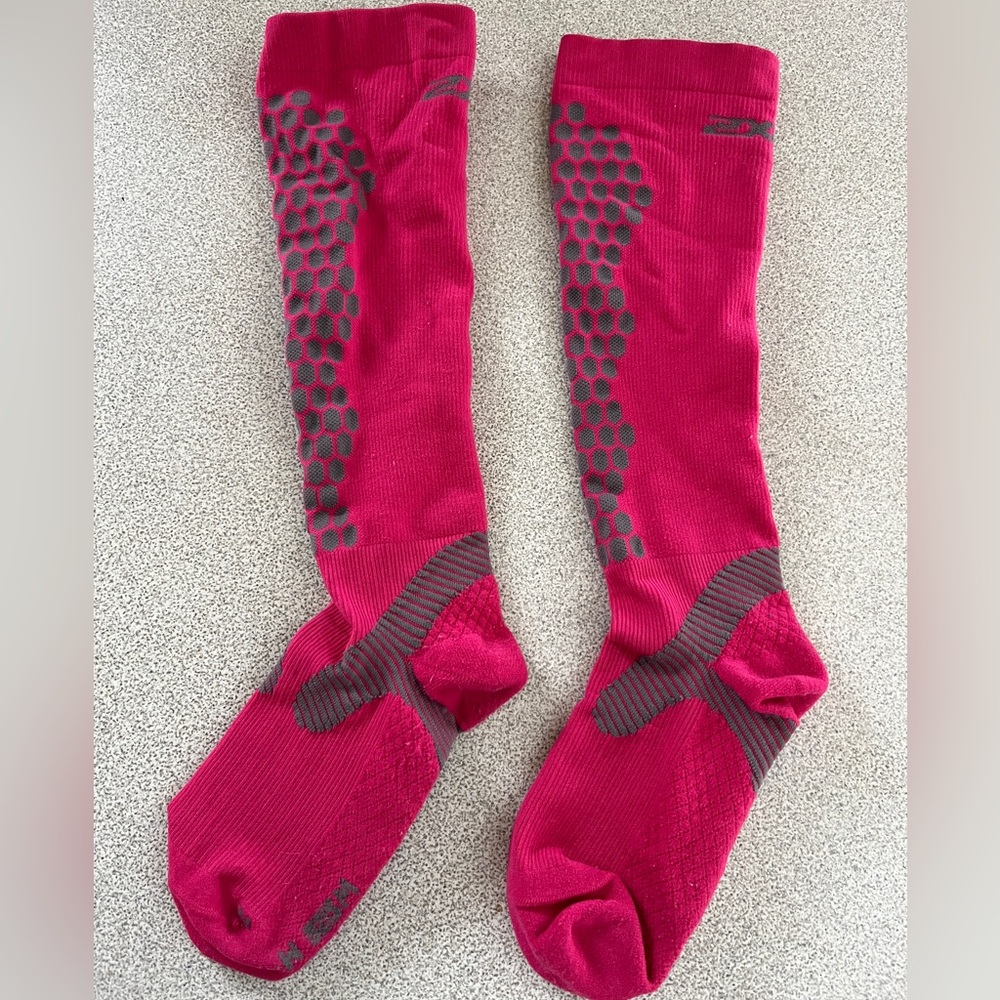 (2/$40) 2XU compression socks -Medium
